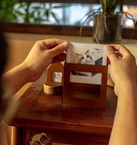 Pet Urn Nostalgia Passing Away Dog Cat Cabin Urn with Photo Frame Pet Coffin - Brown - Size Small group