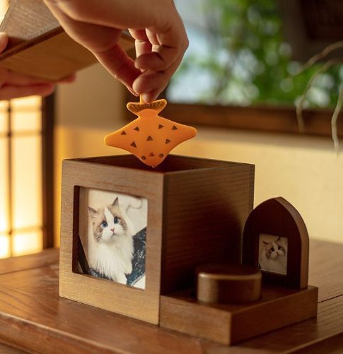 Pet Urn Nostalgia Passing Away Dog Cat Cabin Urn with Photo Frame Pet Coffin - Brown - Size Small group