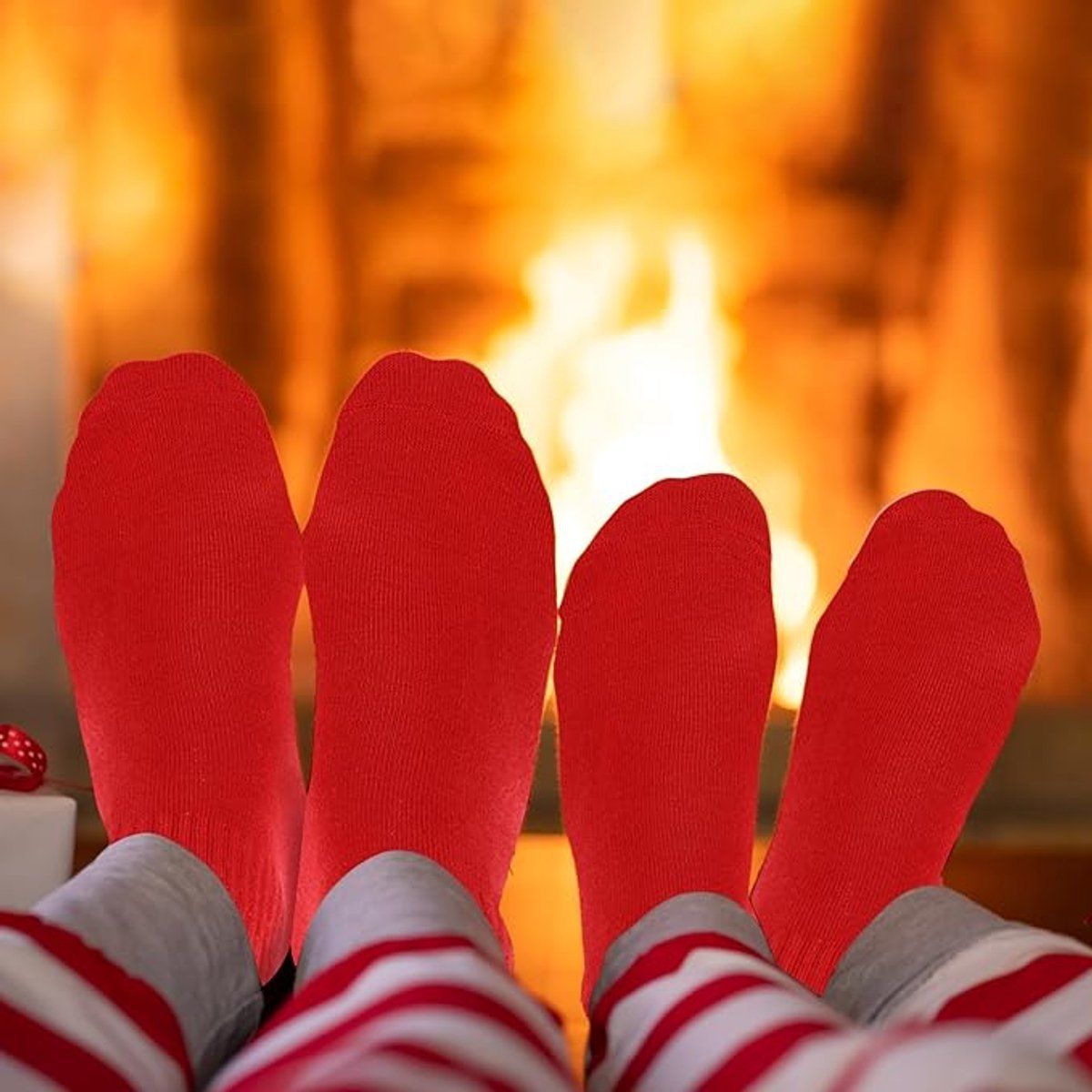 4 Pairs, Christmas Socks for Men and Women, Magnetic Hand-Holding Holiday Crew Socks Set with Festive Cartoon Design, 20x6x2 cm, Red