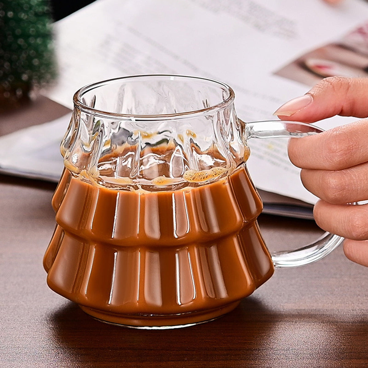 Christmas Tree Coffee Mug, 350ml Tree-shaped Clear Glass Coffee Mug with Handle for Ice Americano, Tea, Milk, Creative Christmas Gift for Colleagues, Friends(1*Cup, with Lid & Straw) Clear