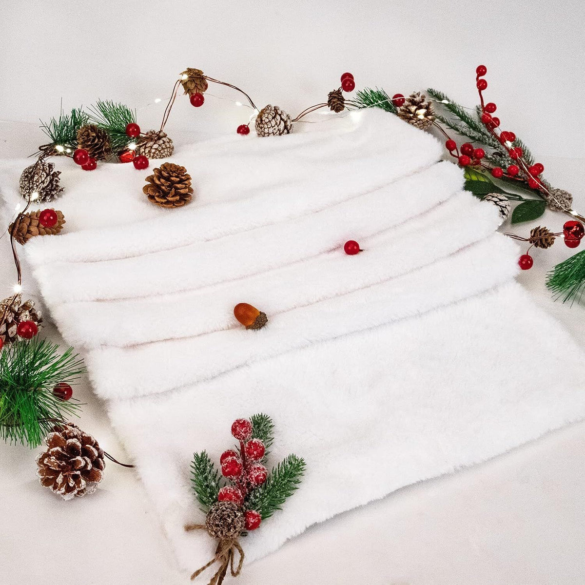 Christmas Table Runner, Faux Fur Table Runner Winter Snowy Soft Elegant White Table Runner for Christmas Table Decorations Bed Cabinet Shelf