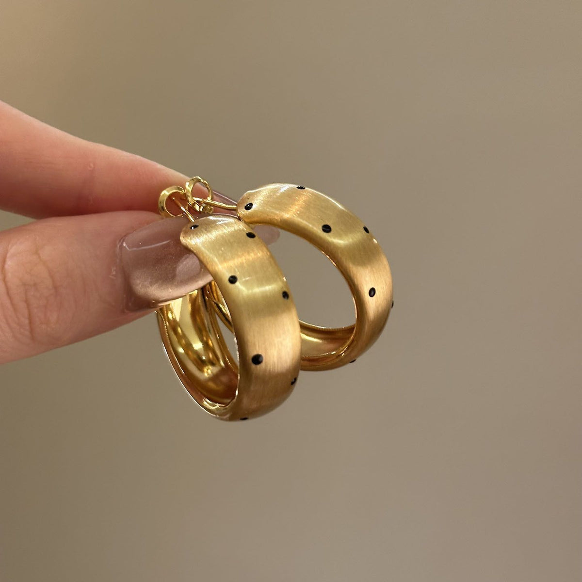 1 Pair Gold Brushed Black Polka Dot Hoop Earrings, Vintage Chic Luxury Versatile Circle Earrings For Women And Girls, Daily, Gathering, Banquet Accessories, Birthday, Christmas Gift