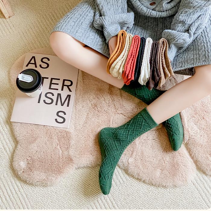4-pair pack of mixed color socks, women's fall/winter socks, comfortable, soft and warm house socks.