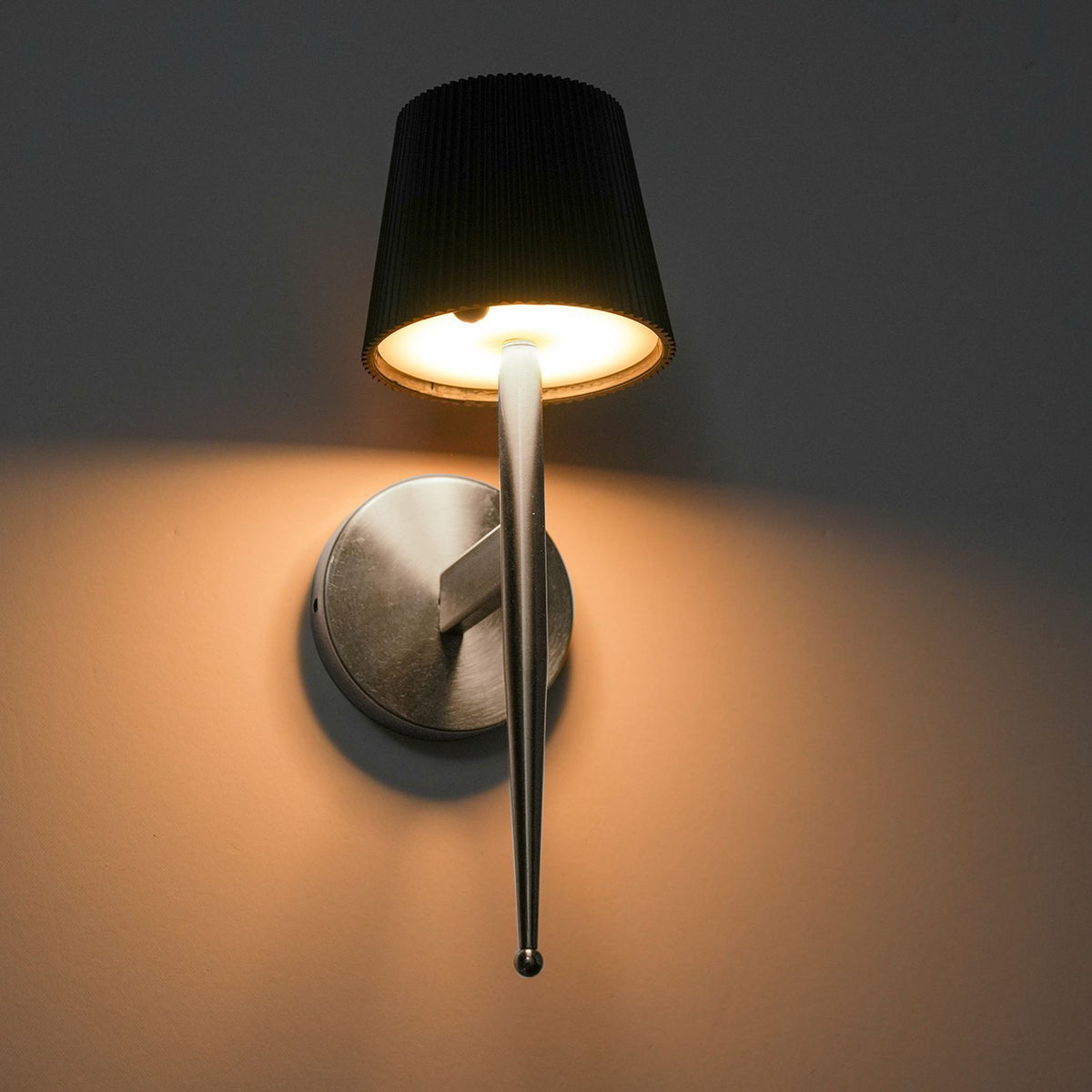 Modern Decorative Wall Sconce Solar-powered Wall Light Indoor Outdoor Wall Lighting Fixture Wall-mounted Lamp for Living Room Beadroom Study Porch Yard