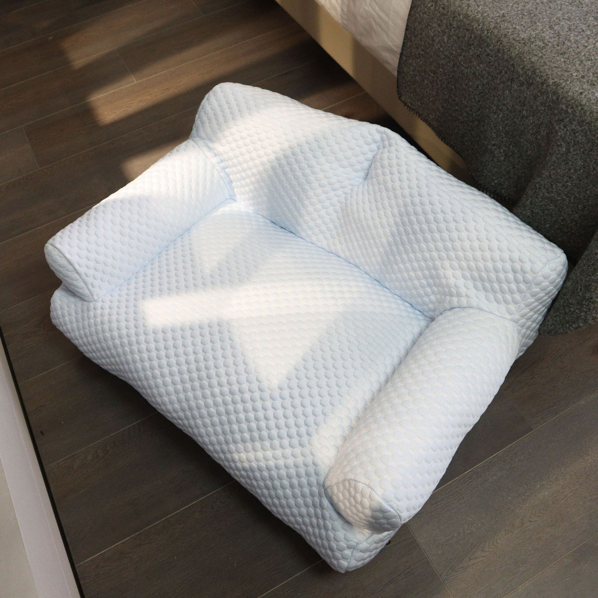 Cooling Pet Sofa Bed for Cats and Dogs, Breathable Ice Silk Bean Fabric with Supportive Edges, Removable Washable Cover, Non-Slip Bottom, Ideal for Summer Lounging in Living Rooms and Bedrooms (Light Blue, L)
