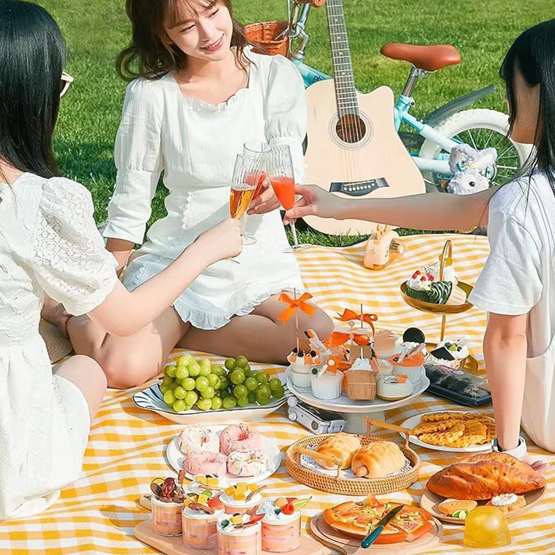 Outdoor Picnic Blankets, Waterproof Sandproof Portable Blankets, Foldable and Lightweight for Spring Summer Camping, Beach, Park
