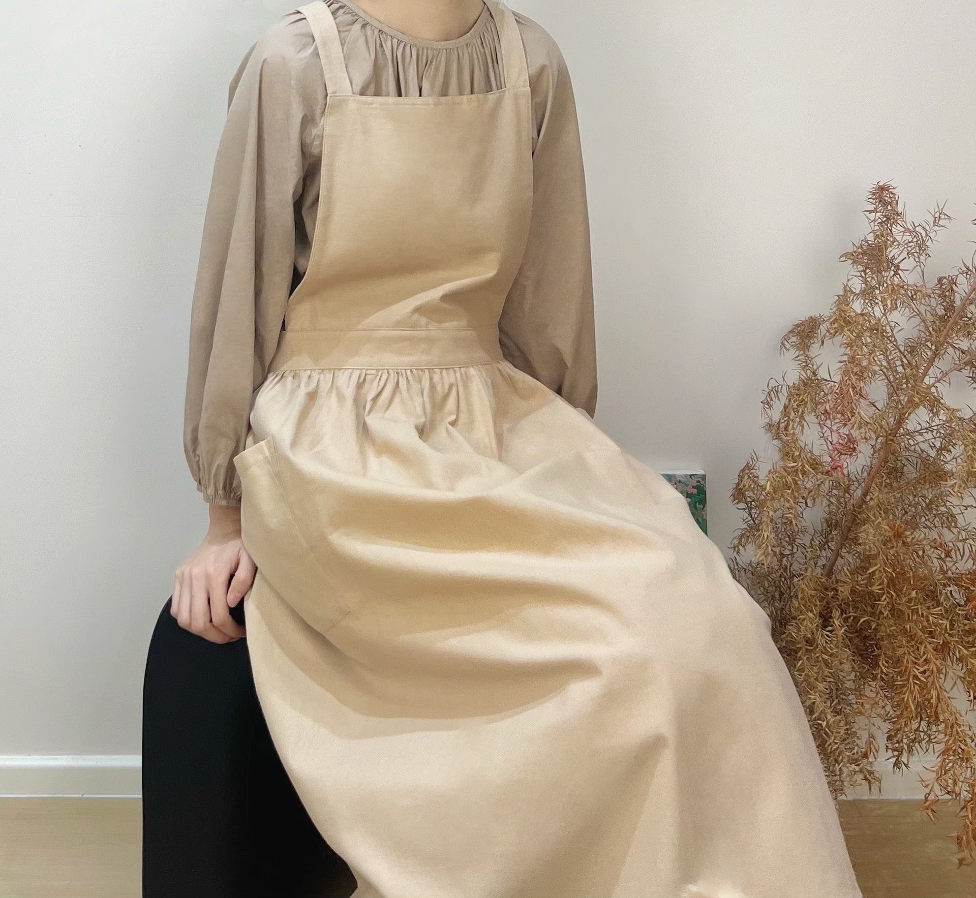 Beige Cotton Waterproof Artisan Apron - 100x85cm, Stylish Cross-Back Design, Ideal for Kitchen & Floral Work