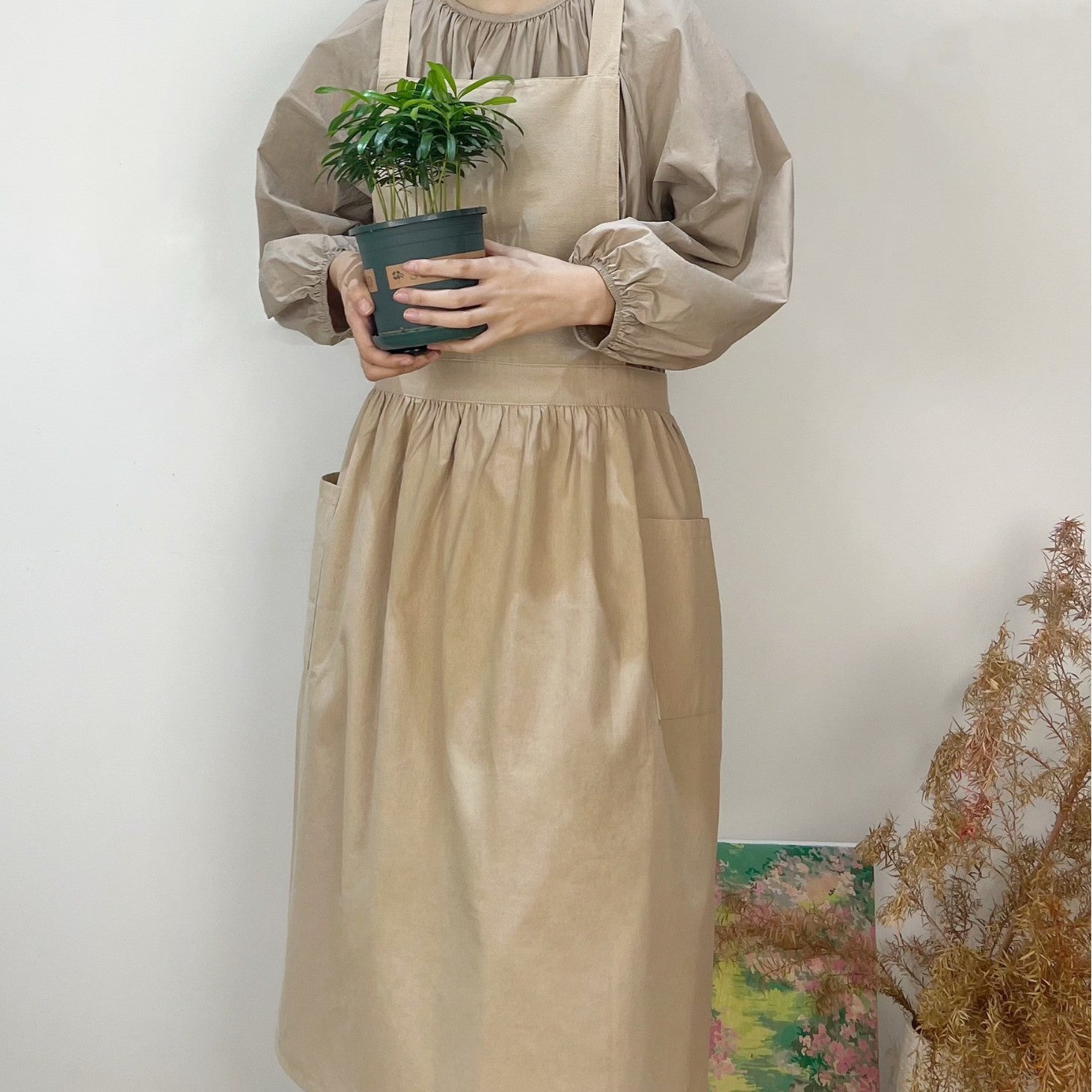 Beige Cotton Waterproof Artisan Apron - 100x85cm, Stylish Cross-Back Design, Ideal for Kitchen & Floral Work