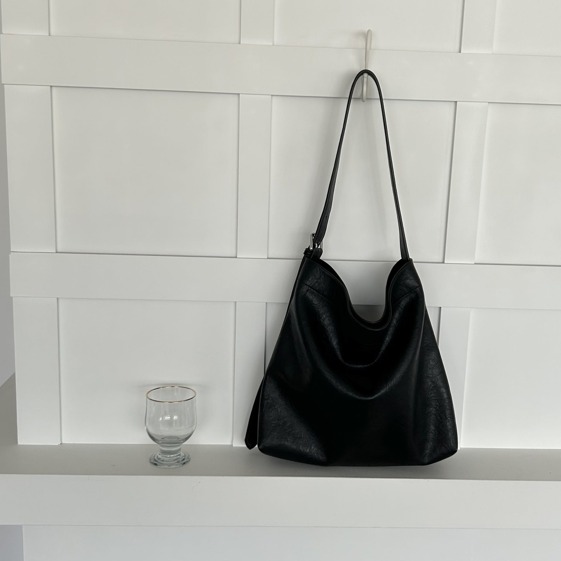 Black Fashionable Minimalist Bucket Tote Bag - Versatile & Spacious for Daily Commutes