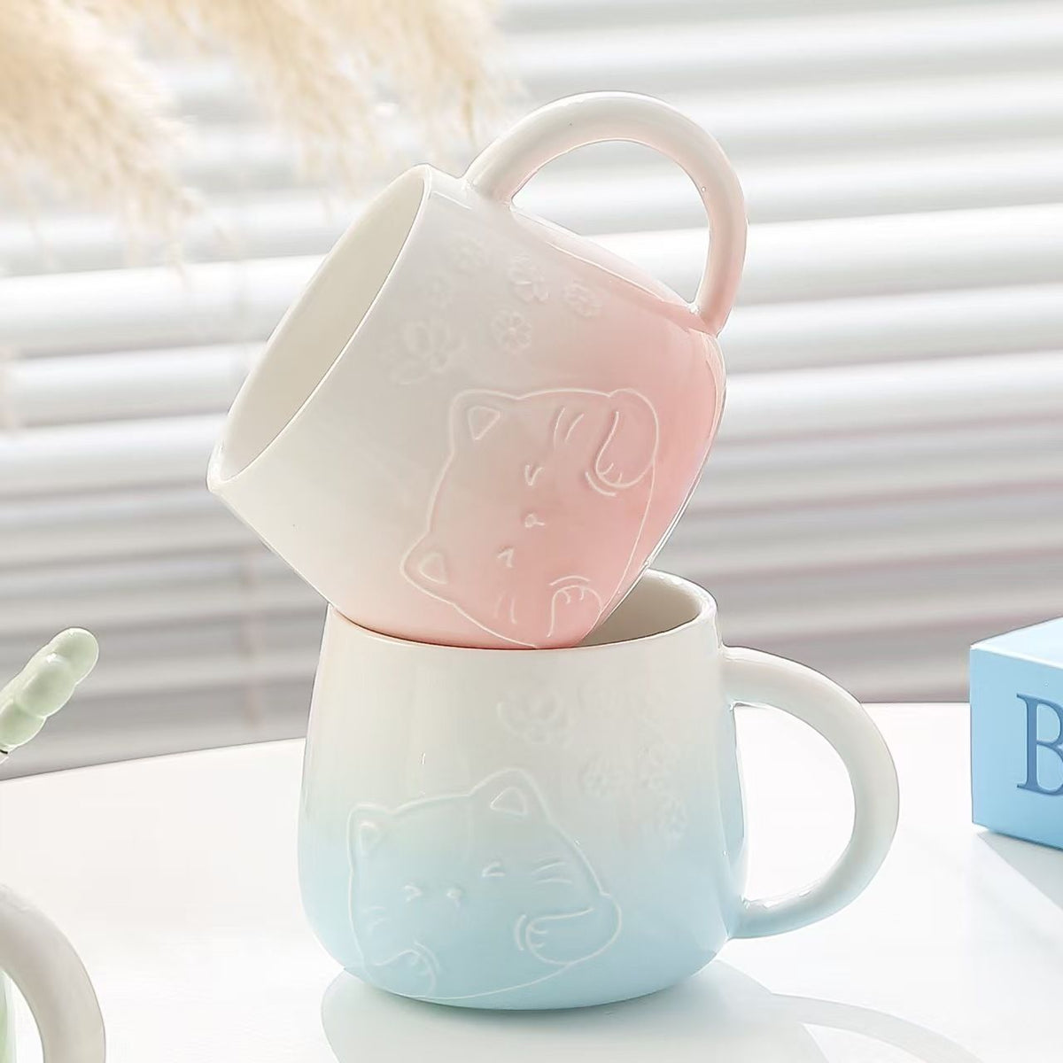 Blue Gradient Cat Ceramic Mug with Lid and Spoon - 400ml Porcelain Coffee Cup - Adorable 3D Cat Design, Pastel Colour, Gift Box Included - Ideal for Home, Office, or as a Present for Women and Cat Lovers