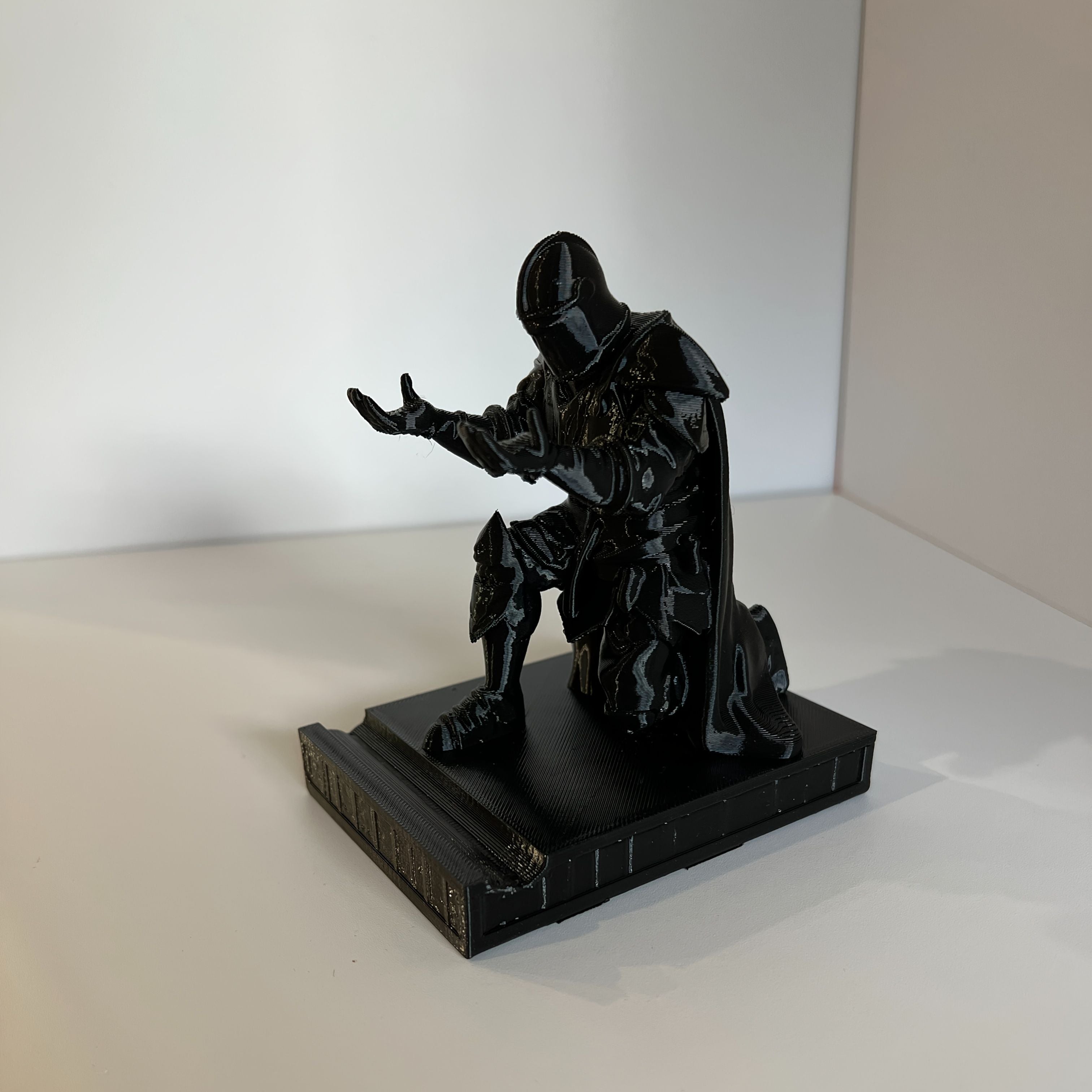 **Knight Sculpture Pen Holder: A Medieval Epic on Your Desk, Where the Pen Becomes a Sword, Blending Decorative Art with Practical Office Use**