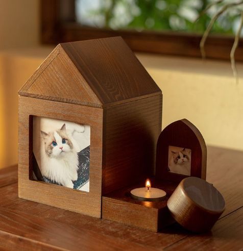 Pet Urn Nostalgia Passing Away Dog Cat Cabin Urn with Photo Frame Pet Coffin - Brown - Size Large group