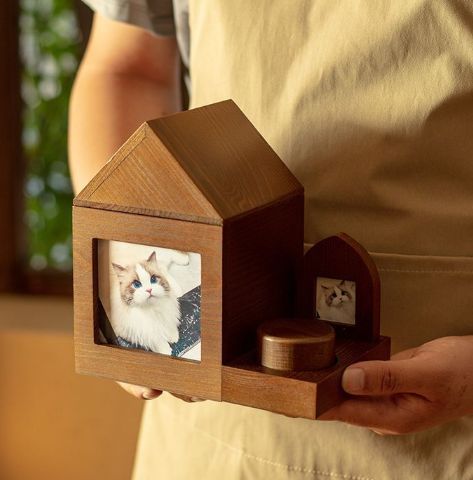 Pet Urn Nostalgia Passing Away Dog Cat Cabin Urn with Photo Frame Pet Coffin - Brown - Size Small table
