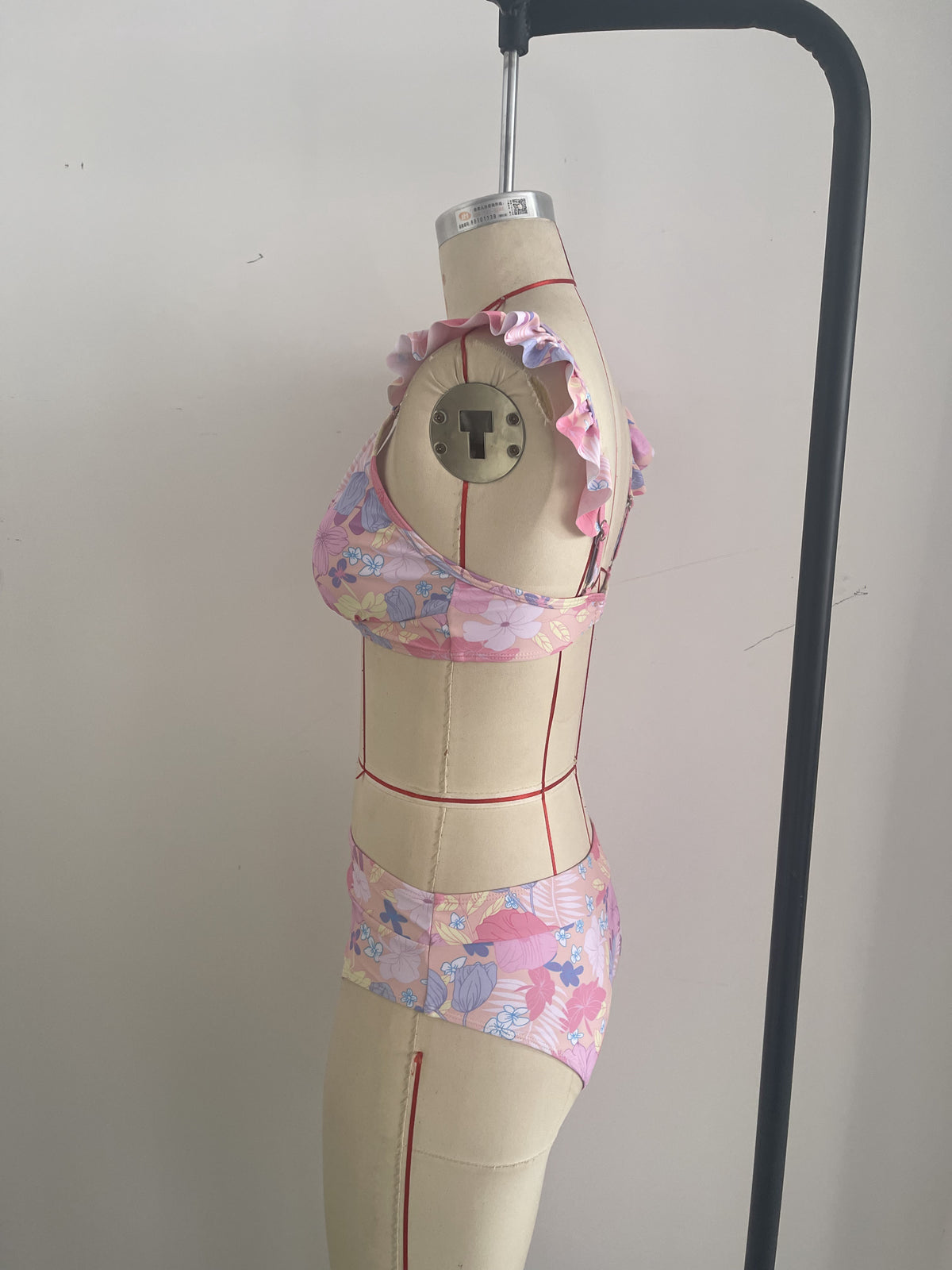 Chic Teenage Design Bikini Featuring Frill Details and Secure Fastening for Beach Days Size L