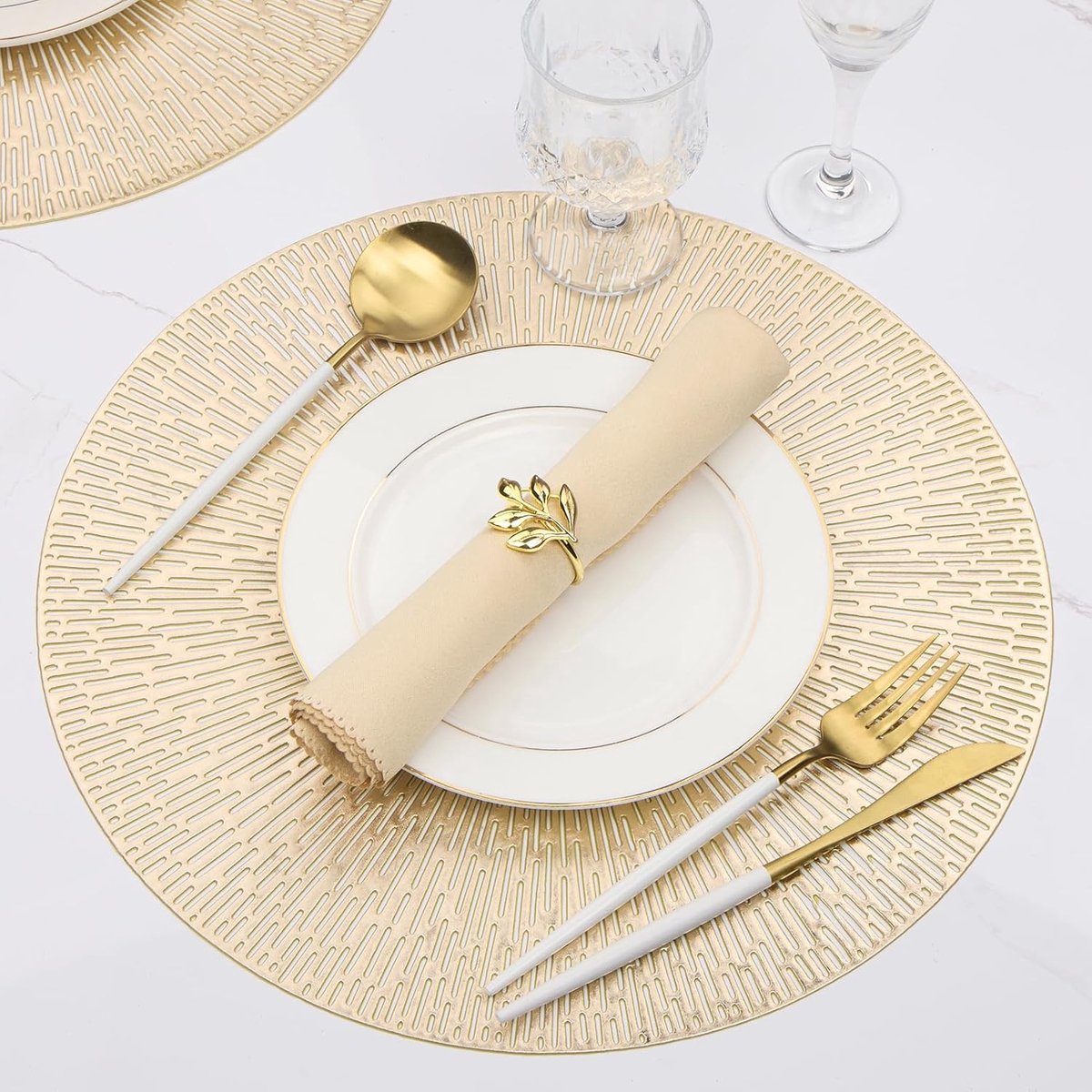 Set of 6 round placemats - Gold Placemats - 38x38cm - coasters - Openwork - Heat resistant - Luxurious appearance - Washable - Easy to clean - for kitchen and dining table decoration