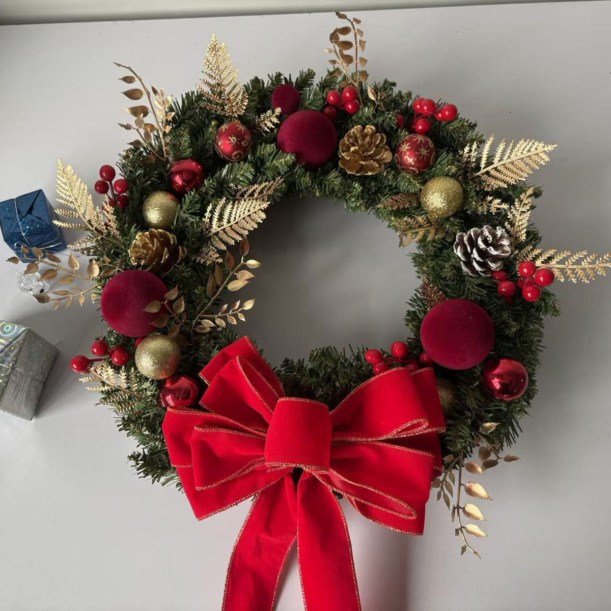 2pk Xmas Wreath Gold Leaf Red Bow, 40cm Diameter