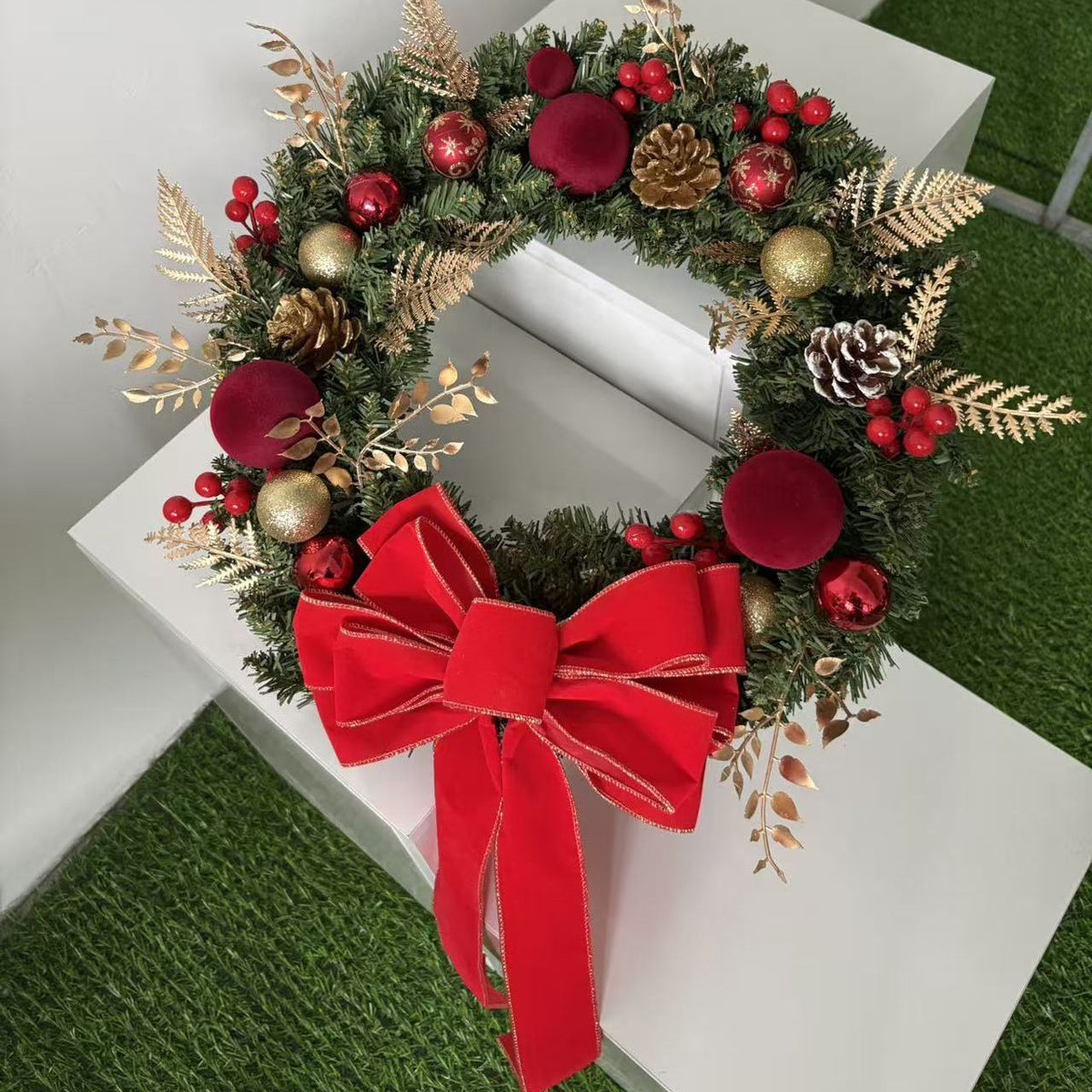 2pk Xmas Wreath Gold Leaf Red Bow, 50cm Diameter