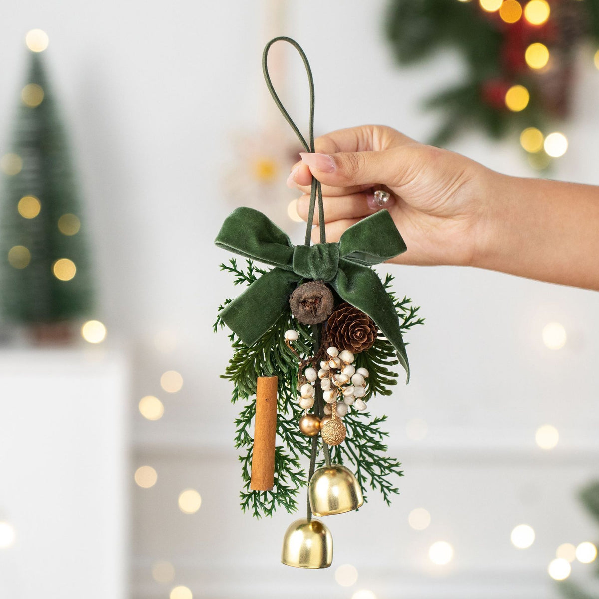 D7 Wood Strip Pinecone Double Bells Green 2 Pack