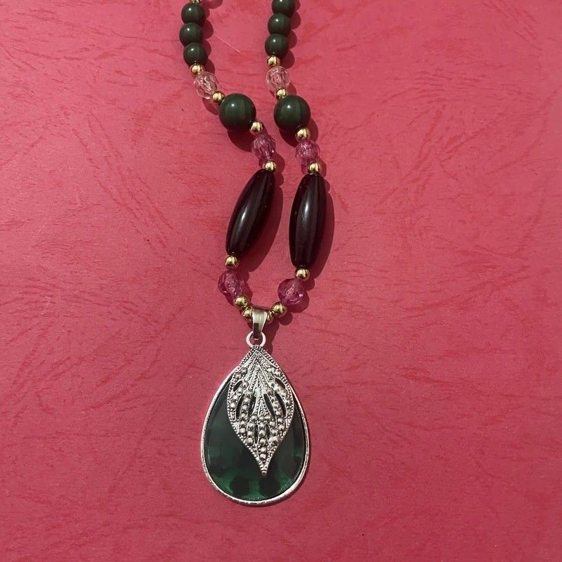 European and American trendy retro necklace, color-block beads and leaf-shaped pendant, simple and elegant, 78cm versatile chain, perfect for daily and smart casual looks.