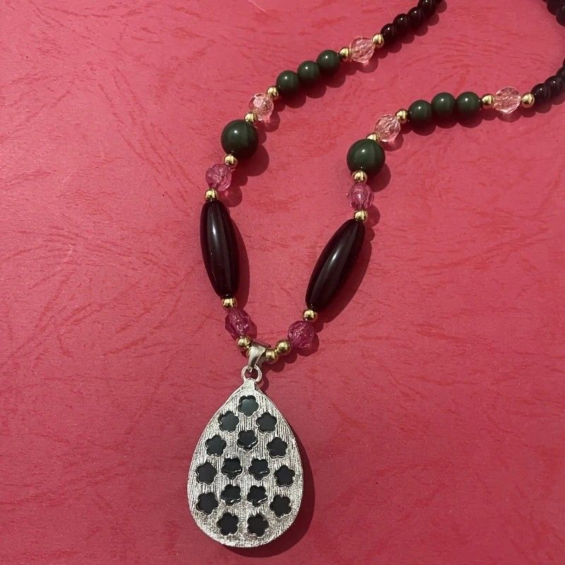 European and American trendy retro necklace, color-block beads and leaf-shaped pendant, simple and elegant, 78cm versatile chain, perfect for daily and smart casual looks.
