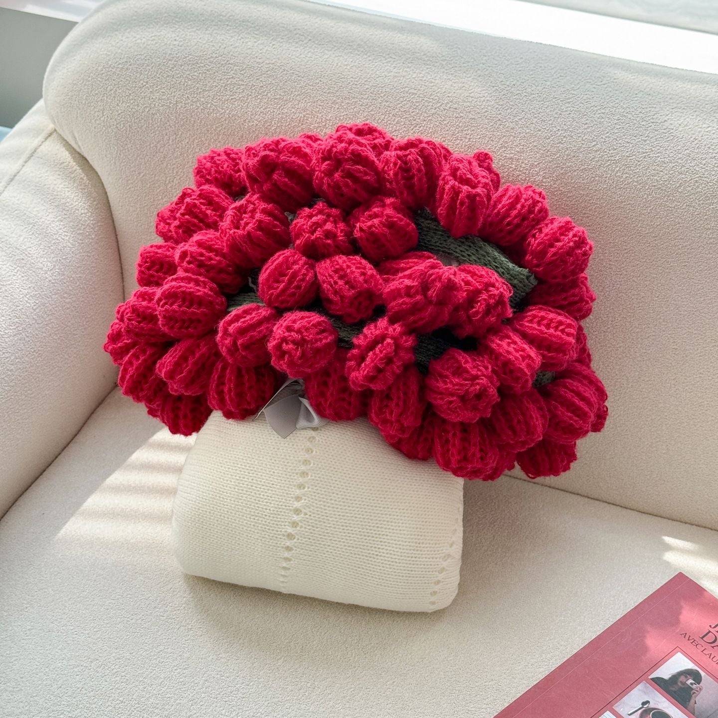A rose bouquet multifunctional blanket, perfect for all seasons, ideal as an office nap blanket or air-conditioning cover. A timeless romantic gift for your girlfriend on holidays or birthdays. Everlasting romance.（Diameter: 100 cm / 39 inches.Roses Are R
