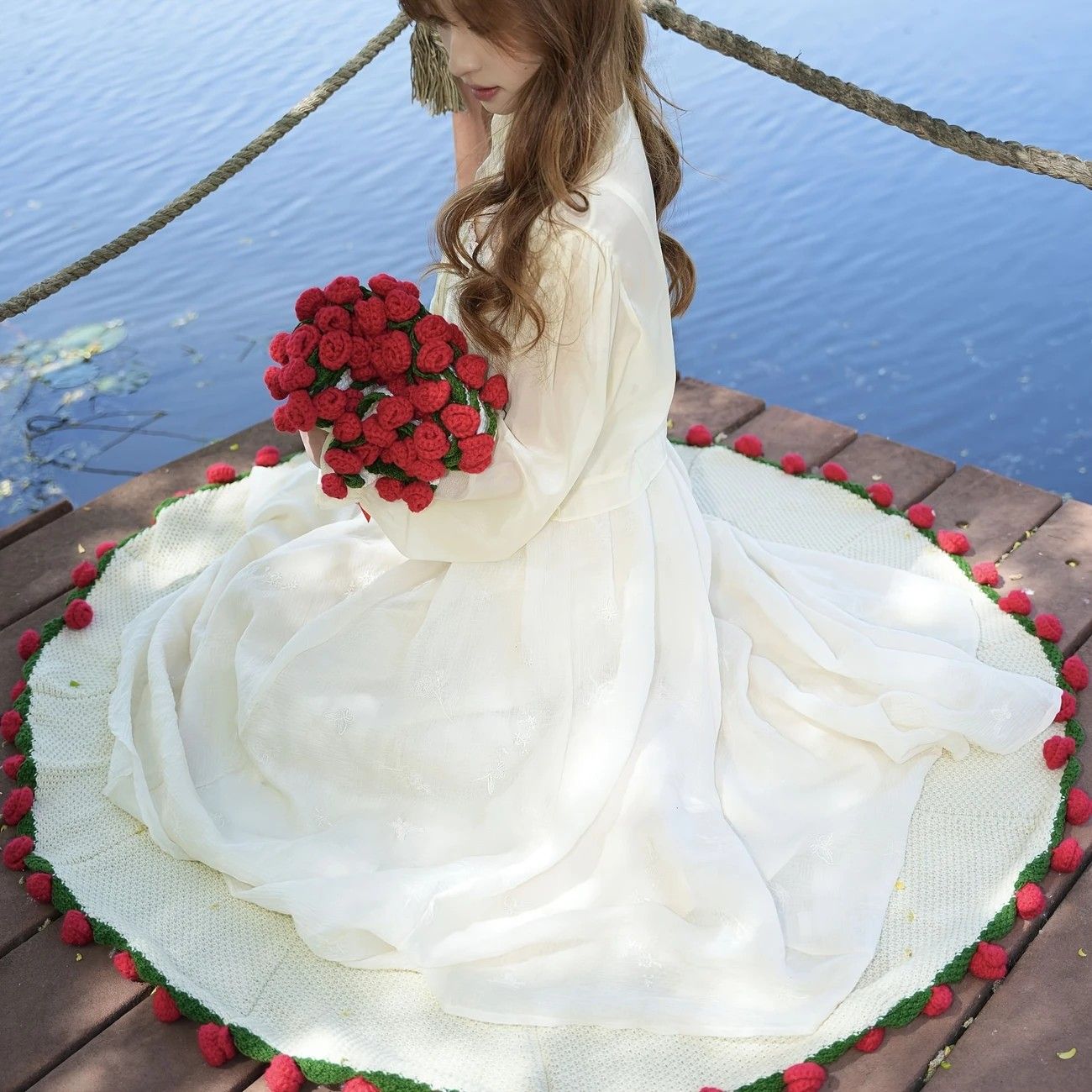 A rose bouquet multifunctional blanket, perfect for all seasons, ideal as an office nap blanket or air-conditioning cover. A timeless romantic gift for your girlfriend on holidays or birthdays. Everlasting romance.（Diameter: 100 cm / 39 inches.Roses Are R