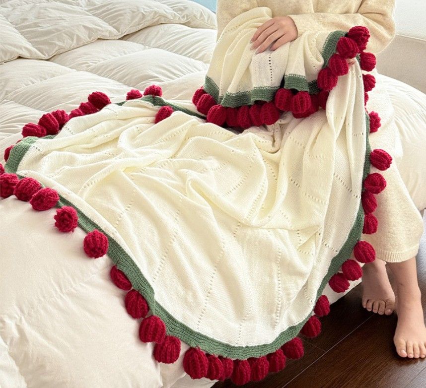 A rose bouquet multifunctional blanket, perfect for all seasons, ideal as an office nap blanket or air-conditioning cover. A timeless romantic gift for your girlfriend on holidays or birthdays. Everlasting romance.（Diameter: 100 cm / 39 inches.Roses Are R