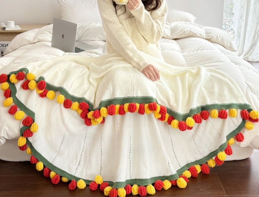 A rose bouquet multifunctional blanket, perfect for all seasons, ideal as an office nap blanket or air-conditioning cover. A timeless romantic gift for your girlfriend on holidays or birthdays. Everlasting romance.（Diameter: 100 cm / 39 inches.Roses Are R