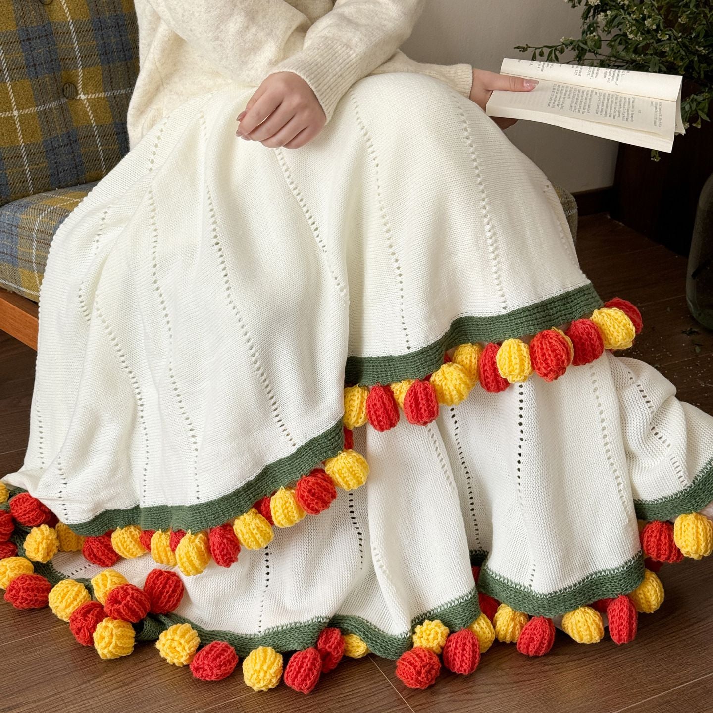 A rose bouquet multifunctional blanket, perfect for all seasons, ideal as an office nap blanket or air-conditioning cover. A timeless romantic gift for your girlfriend on holidays or birthdays. Everlasting romance.（Diameter: 100 cm / 39 inches.Roses Are R