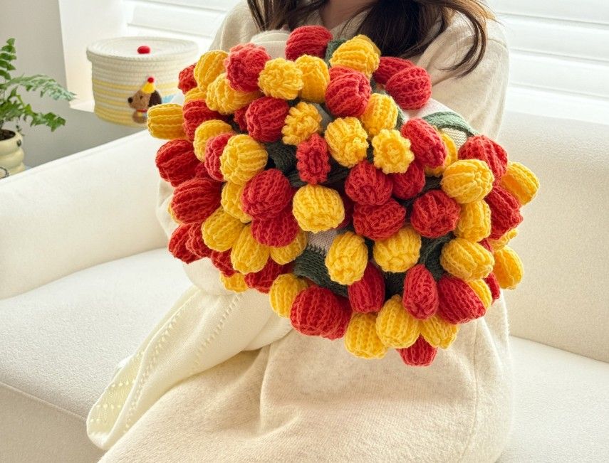 A rose bouquet multifunctional blanket, perfect for all seasons, ideal as an office nap blanket or air-conditioning cover. A timeless romantic gift for your girlfriend on holidays or birthdays. Everlasting romance.（Diameter: 100 cm / 39 inches.Roses Are R