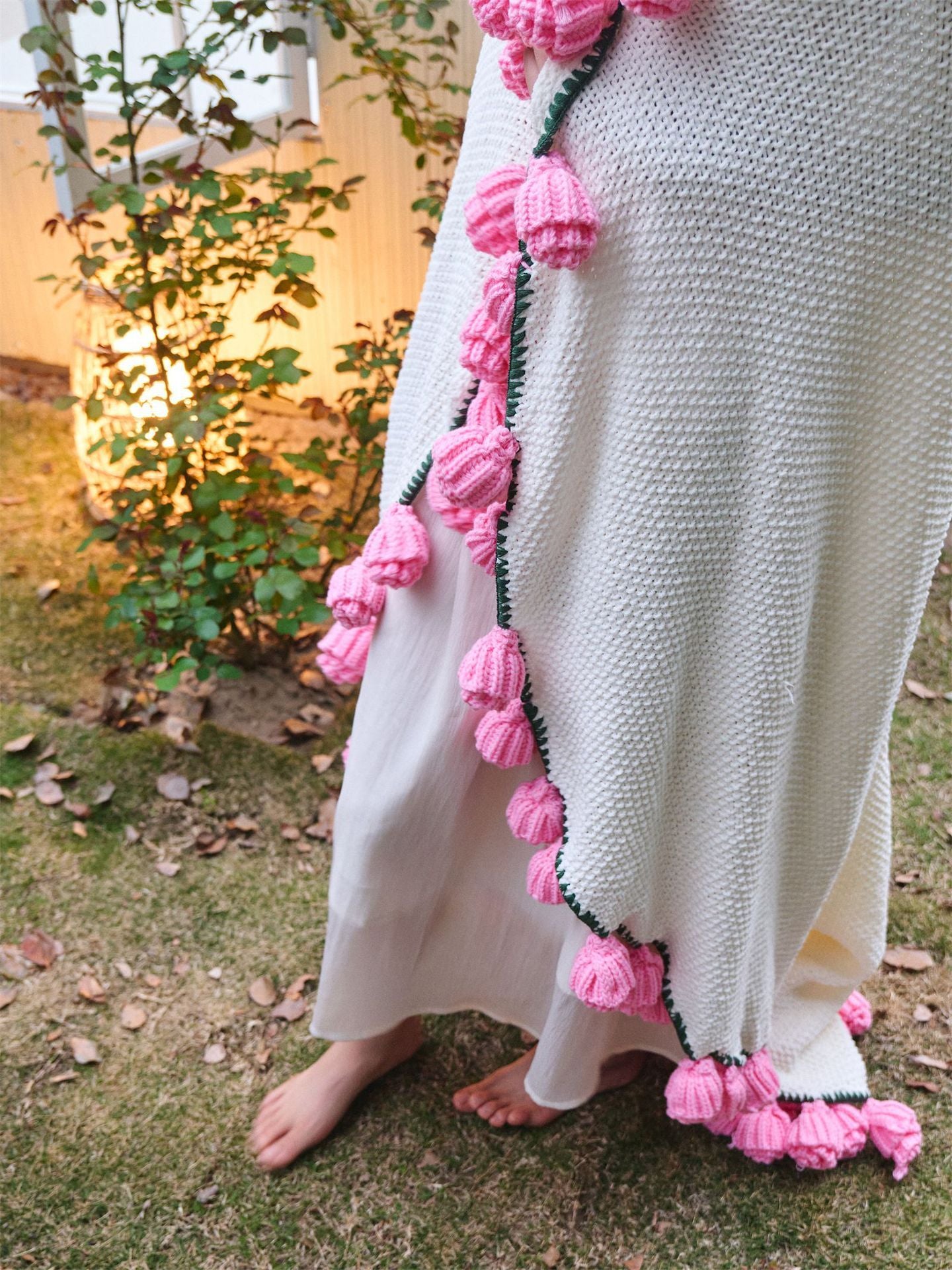 Hand-Crocheted Rose Round Blanket: A versatile romantic gift that brightens everyday warmth. (Diameter: 110 CM / 43.3 IN,  Blue)