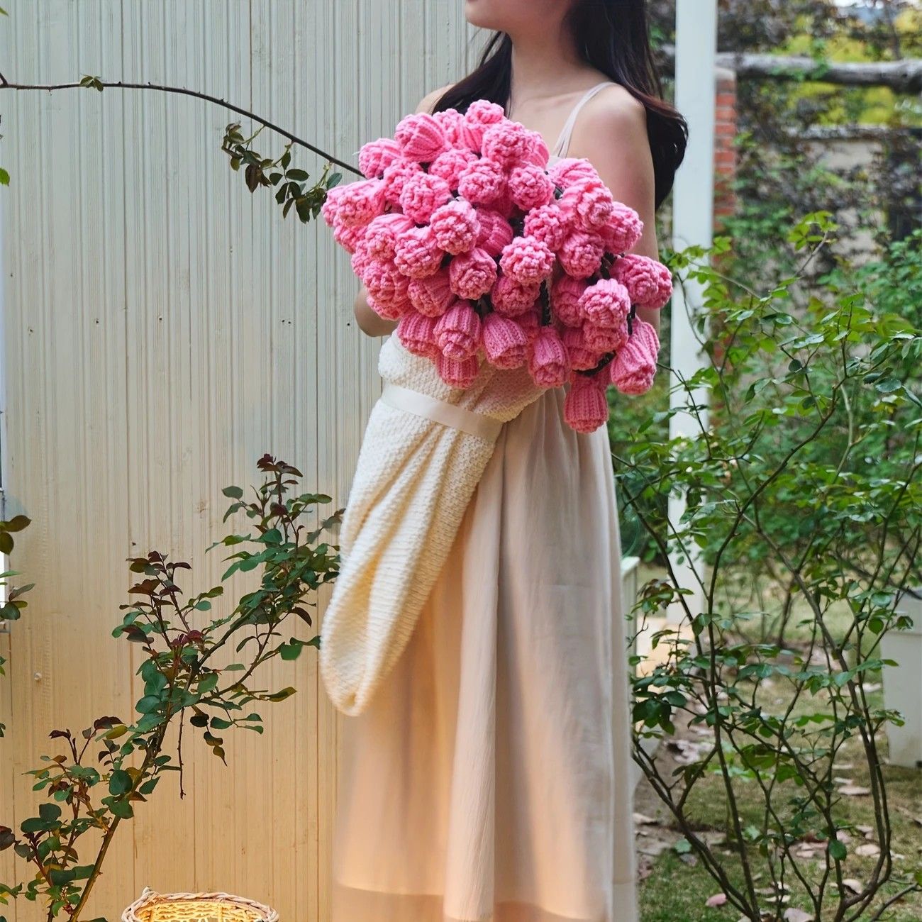 Hand-Crocheted Rose Round Blanket: A versatile romantic gift that brightens everyday warmth. (Diameter: 110 CM / 43.3 IN,  Blue)