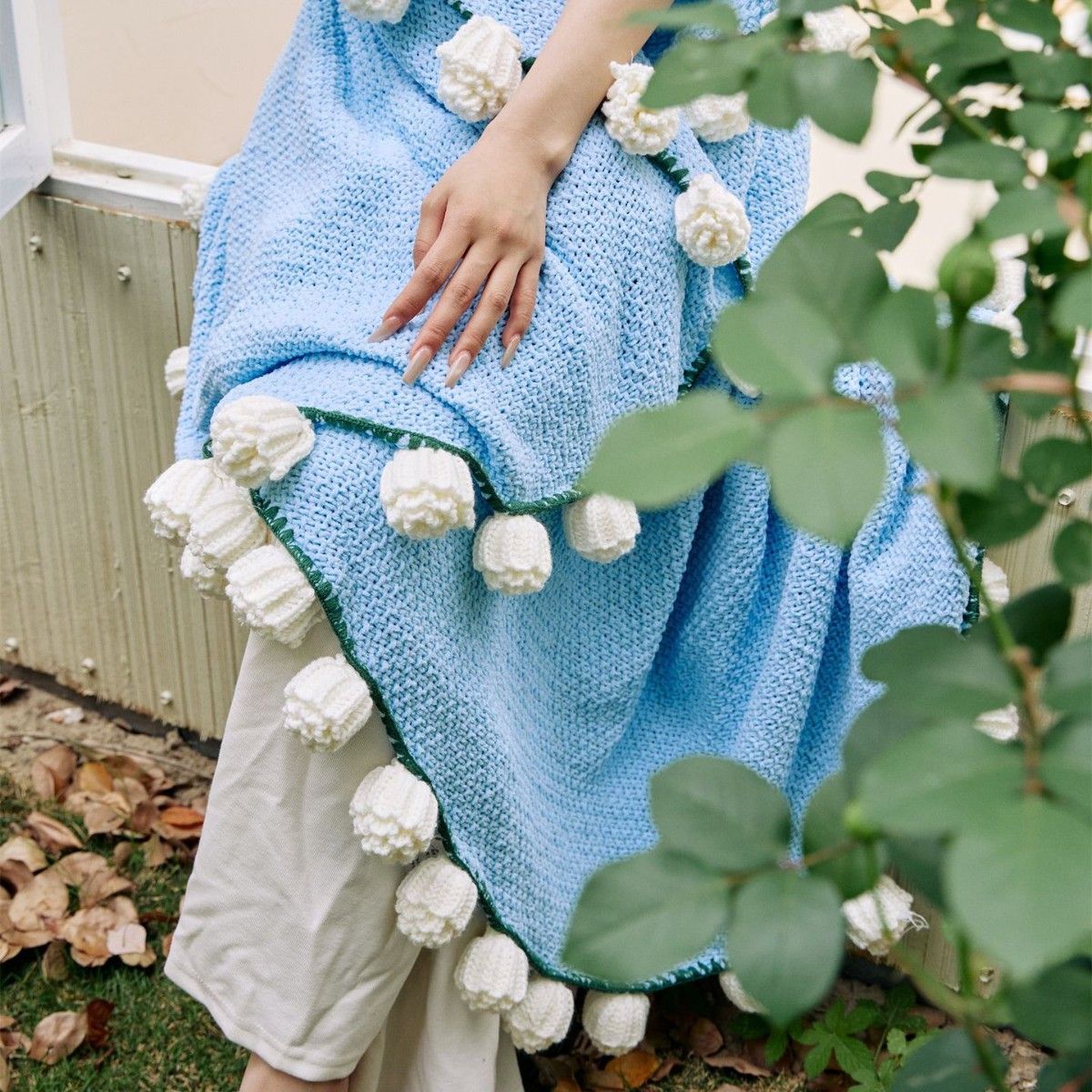 Hand-Crocheted Rose Round Blanket: A versatile romantic gift that brightens everyday warmth. (Diameter: 110 CM / 43.3 IN,  Blue)