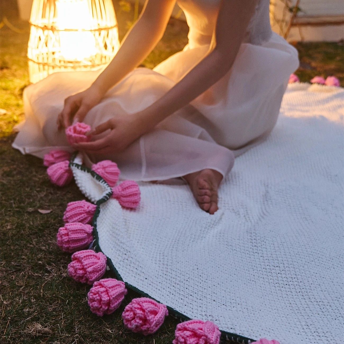 Hand-Crocheted Rose Round Blanket: A versatile romantic gift that brightens everyday warmth. (Diameter: 110 CM / 43.3 IN, purple)
