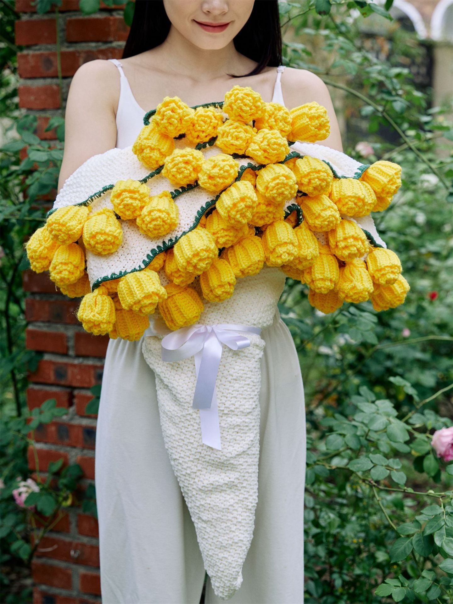 Hand-Crocheted Rose Round Blanket: A versatile romantic gift that brightens everyday warmth. (Diameter: 110 CM / 43.3 IN, Fog white)