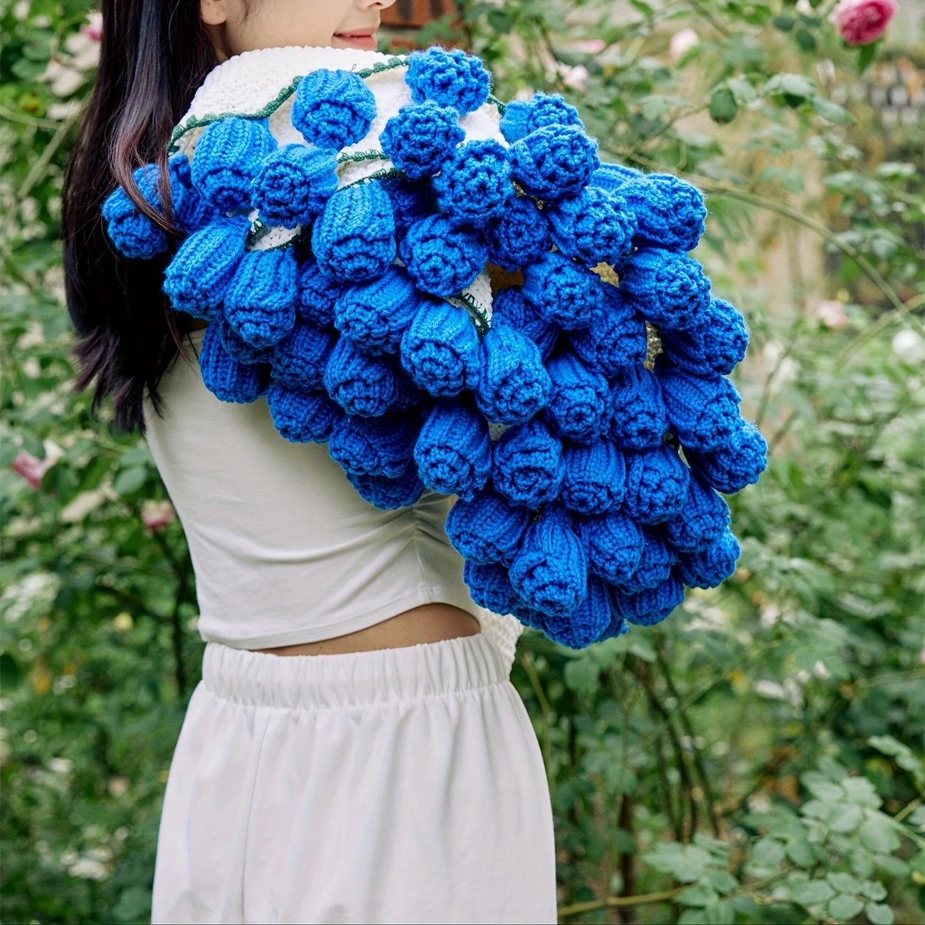 Hand-Crocheted Rose Round Blanket: A versatile romantic gift that brightens everyday warmth. (Diameter: 110 CM / 43.3 IN, Fog white)