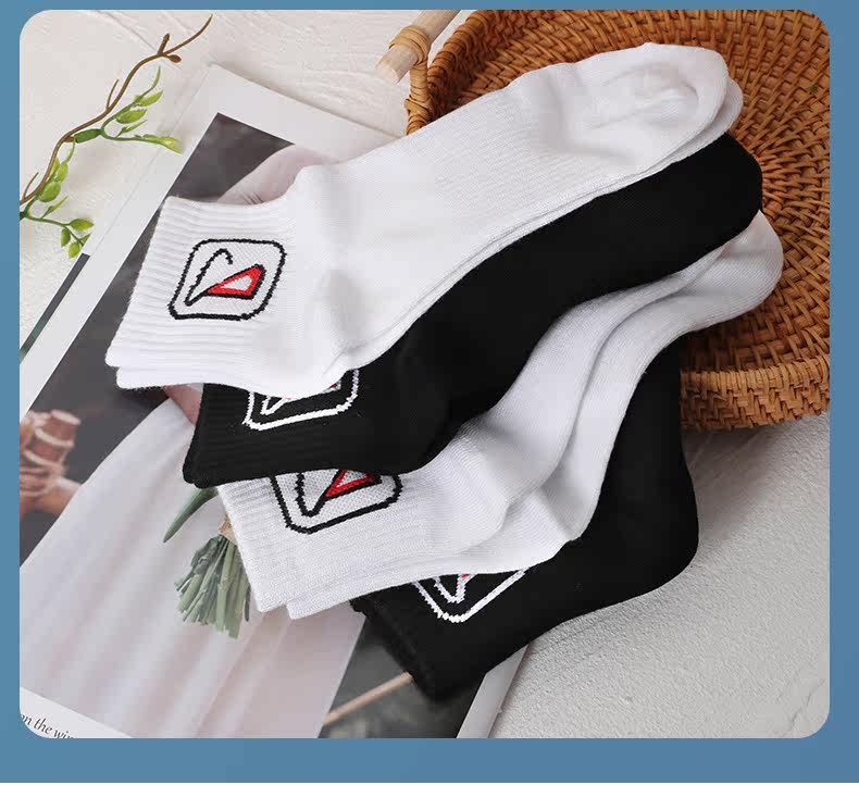 Breathable & moisture-wicking, antibacterial & odor-resistant — SMAIL DARING Bamboo Fiber Sports Socks 2-Pack (1 Pair White + 1 Pair Black) Size 40#-44#