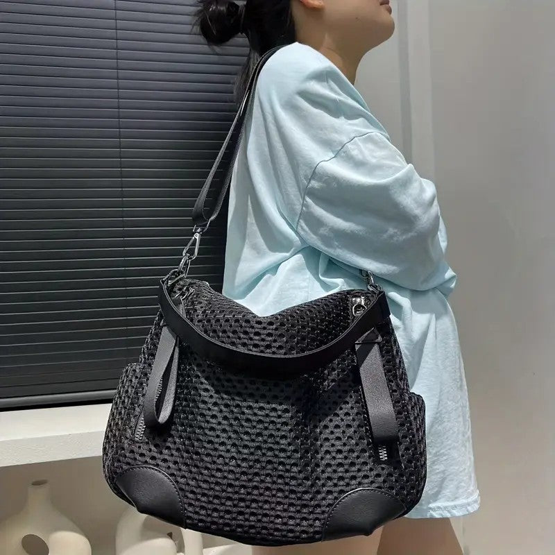 Women's fashionable mesh-paneled crossbody bag, large-capacity lightweight mesh travel vacation sports bag.