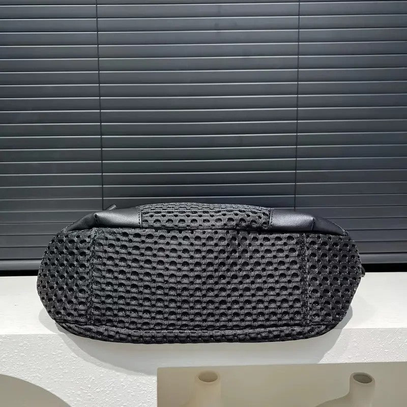 Women's fashionable mesh-paneled crossbody bag, large-capacity lightweight mesh travel vacation sports bag.