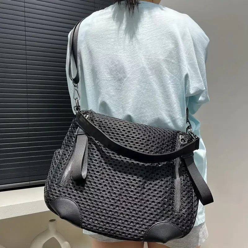 Women's fashionable mesh-paneled crossbody bag, large-capacity lightweight mesh travel vacation sports bag.