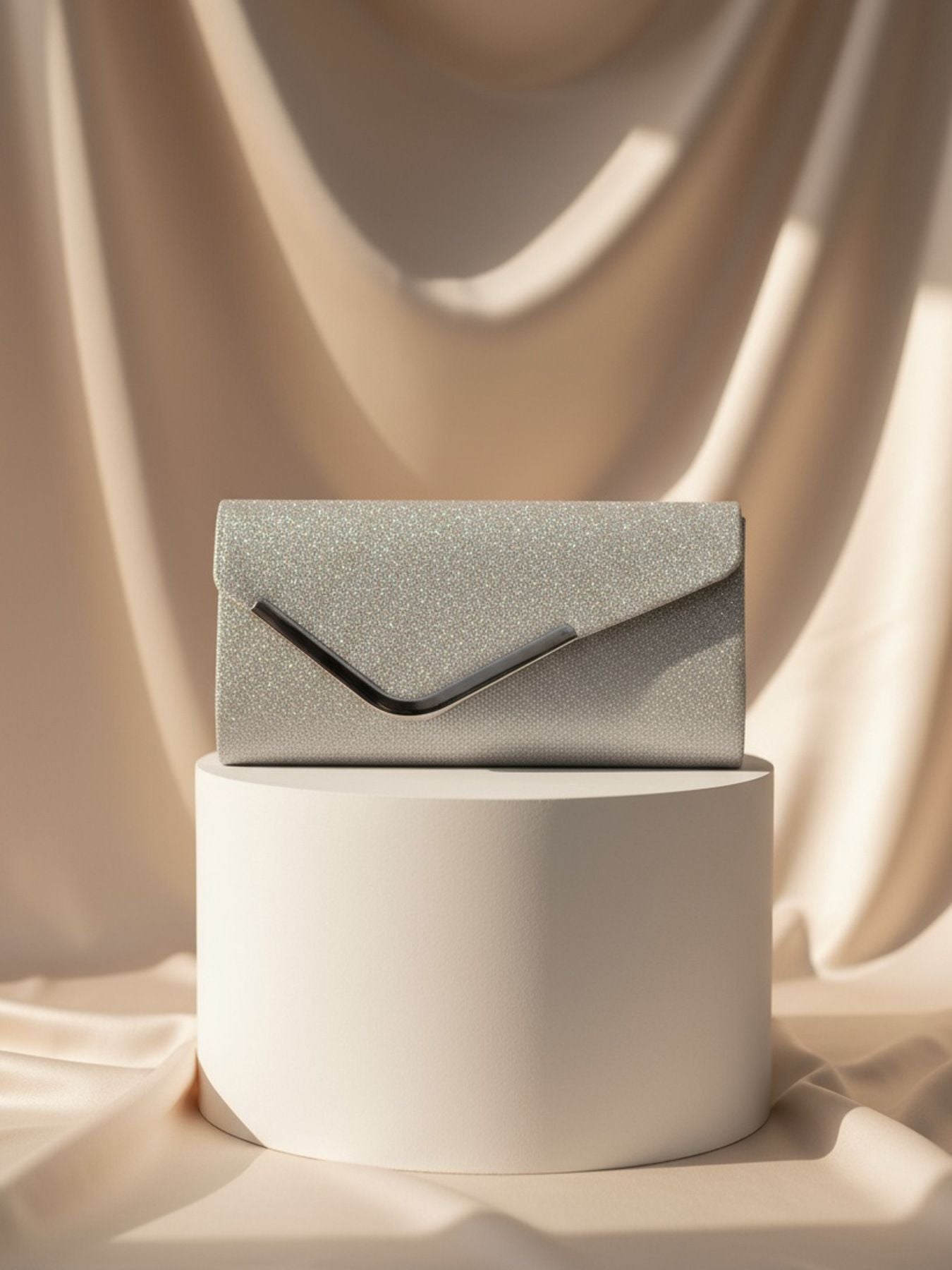 Women Fashion Wedding Evening Clutch Bag, V‑Shaped Metal Trim Versatile Chain Formal Party Handbag for Prom Banquet, Silver