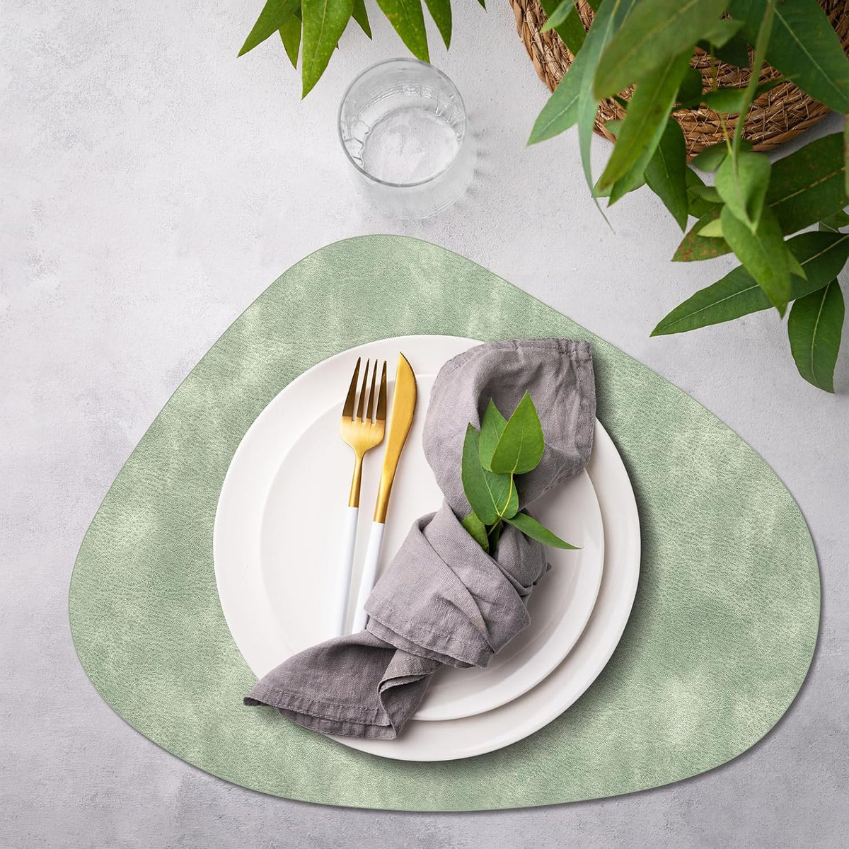 Placemats, Heat Resistant Round Placemats Set of 4 Washable 13 x 17 Inch, Waterproof Table Mats Wipeable for Kitchen, Dining Room Table Christmas Decor, Green