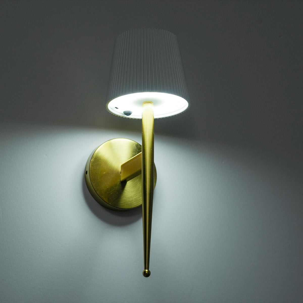 Modern Decorative Wall Sconce Solar-powered Wall Light Indoor Outdoor Wall Lighting Fixture Wall-mounted Lamp for Living Room Beadroom Study Porch Yard