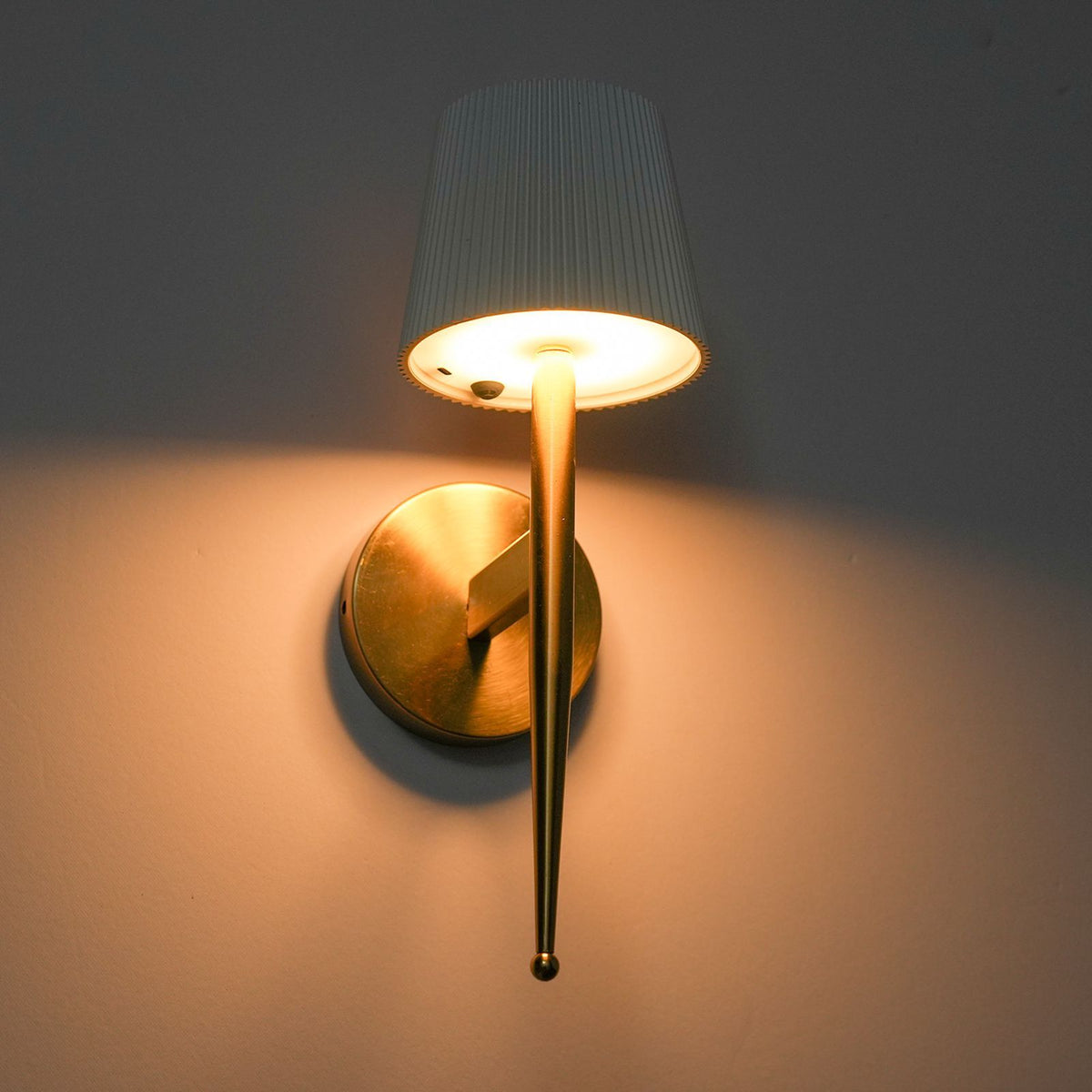 Modern Decorative Wall Sconce Solar-powered Wall Light Indoor Outdoor Wall Lighting Fixture Wall-mounted Lamp for Living Room Beadroom Study Porch Yard