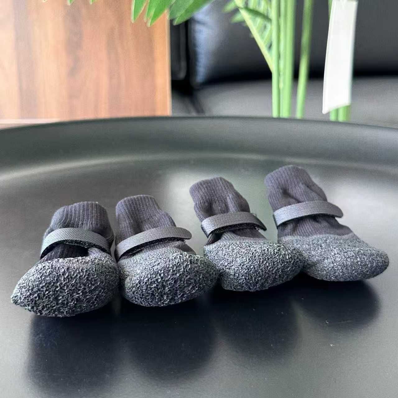 Dog Shoes Waterproof Non Slip PVC Breathable Black wrinkled shoes M medium size comes with 4 straps [within 1.5-4kg]