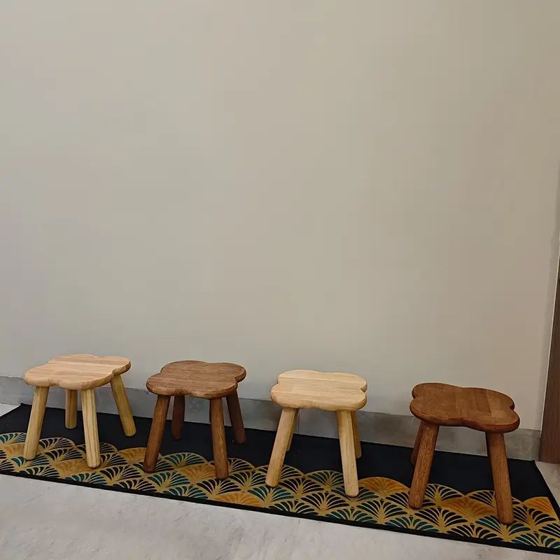 Versatile Solid Wood Low Stool with Flower-Shaped Seat for Entryway, Living Room, Patio, and Kids' Seating (Natural, L(30*30*28cm))