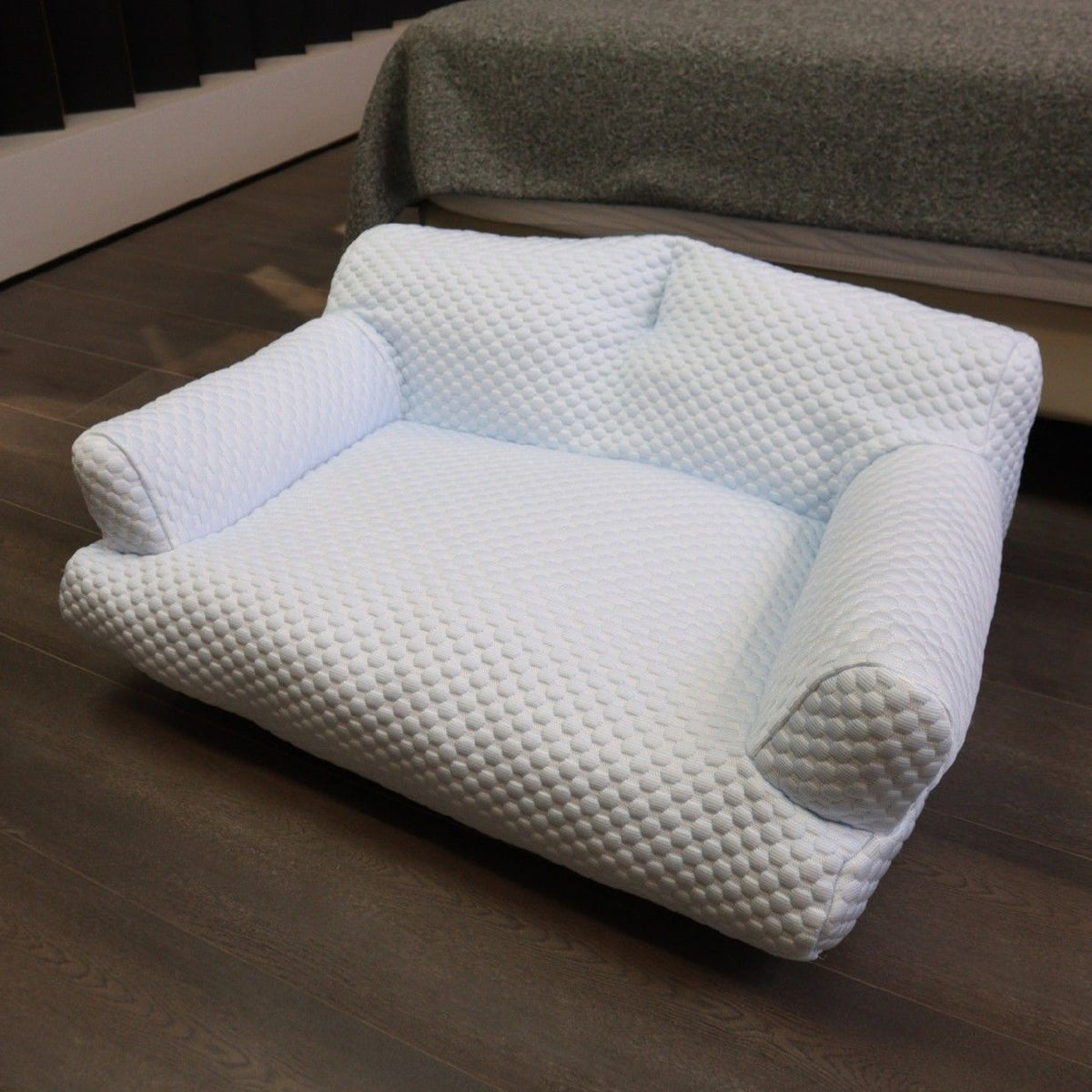 Cooling Pet Sofa Bed for Cats and Dogs, Breathable Ice Silk Bean Fabric with Supportive Edges, Removable Washable Cover, Non-Slip Bottom, Ideal for Summer Lounging in Living Rooms and Bedrooms (Light Blue, 2XL)