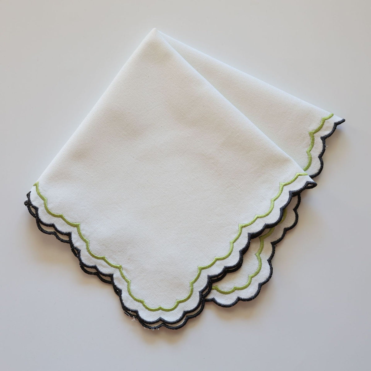 Set of 4 Embroidery Cloth Napkins, Soft Reusable Scalloped Napkins Washable Dinner Napkins Table Decor for Home Hotel Restaurant Weddings Events Parties, 38*38cm