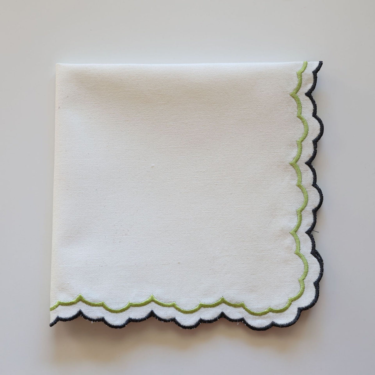 Set of 4 Embroidery Cloth Napkins, Soft Reusable Scalloped Napkins Washable Dinner Napkins Table Decor for Home Hotel Restaurant Weddings Events Parties, 38*38cm