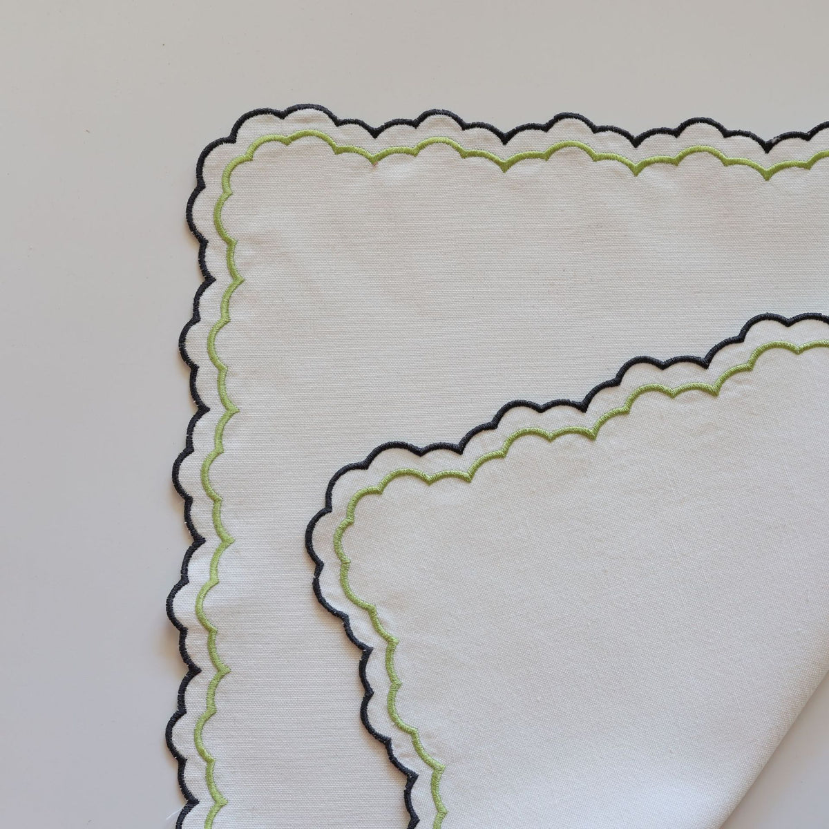 Set of 4 Embroidery Cloth Napkins, Soft Reusable Scalloped Napkins Washable Dinner Napkins Table Decor for Home Hotel Restaurant Weddings Events Parties, 38*38cm